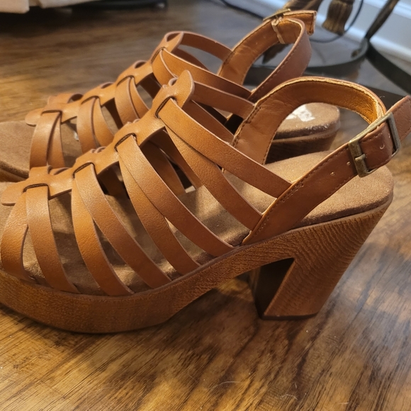 New Strappy Stylish Sandals with heel. Look great with anything - Picture 2 of 7